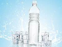 ; Mineralwasserflaschen mit Gläsern 